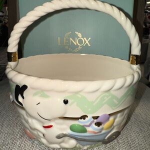 NIB Lenox Snoopy Easter Basket Ceramic Holiday Room Decor